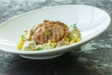 ızgara tavuk etli makarna.