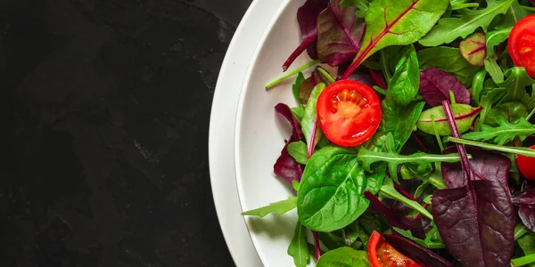 Groen Vermengd Met Tomaten Bord — Stockfoto