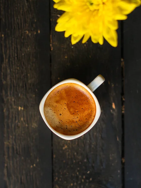 Primo Piano Tazza Caffè Con Fiore Giallo Sfondo Scuro — Foto Stock