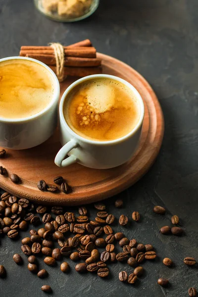 Twee Kopjes Koffie Met Bonen Donkere Achtergrond — Stockfoto