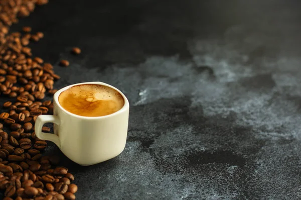 Чашка Кофе Фасолью Темном Фоне — стоковое фото