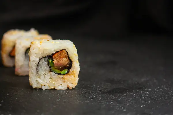 Närbild Läckra Sushi Som Svart Bakgrund — Stockfoto