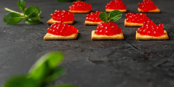 Rode Kaviaar Crackers Donkere Achtergrond — Stockfoto