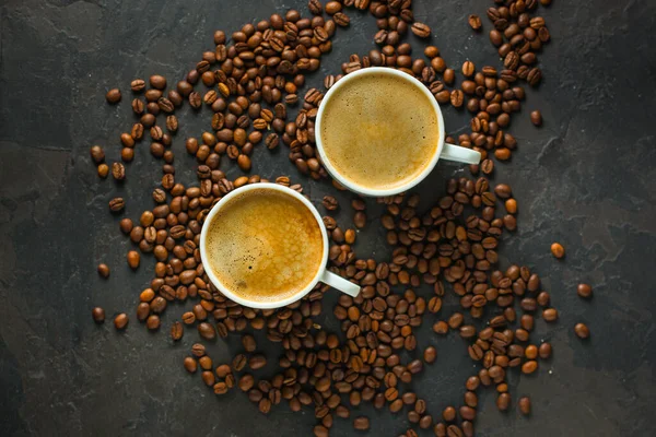 Dua Cangkir Kopi Dengan Kacang Latar Belakang Gelap — Stok Foto