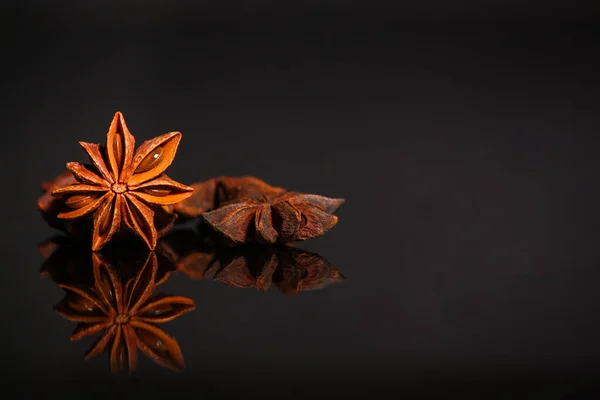 Анисовые Звезды Темном Фоне — стоковое фото