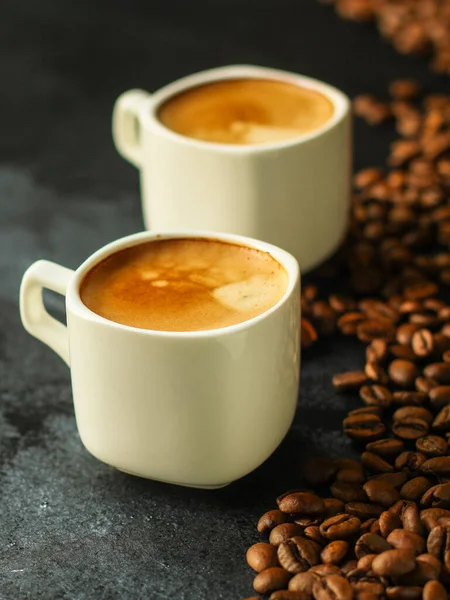 Kopjes Koffie Bonen Een Donkere Achtergrond — Stockfoto