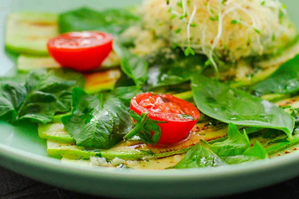 Abobrinha Grelhada Com Brotos Manjericão Tomate — Fotografia de Stock