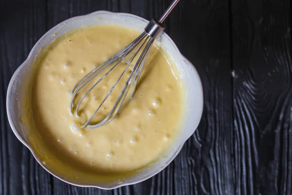Bolo Manteiga Caseiro Com Ingredientes Frescos Fundo Madeira — Fotografia de Stock