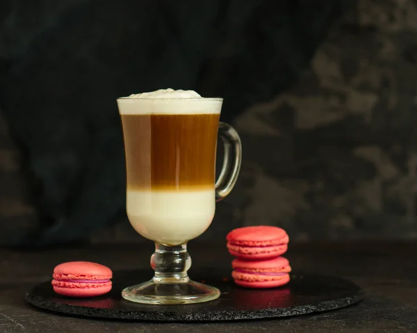 Kopp Kaffe Med Marshmallows Mörk Bakgrund — Stockfoto