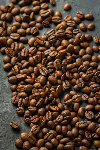 深色表面的咖啡豆 — 图库照片