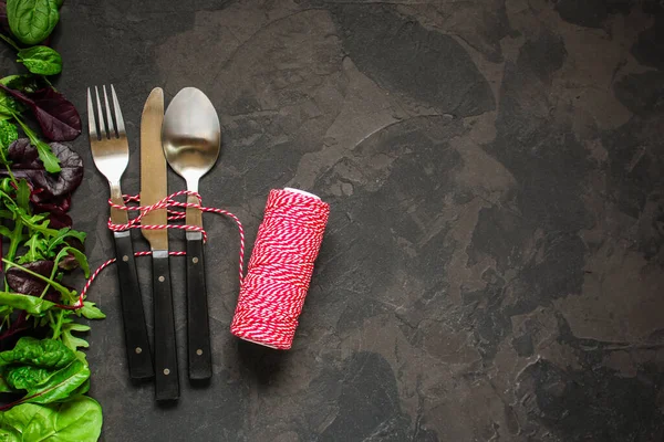 刀叉勺子深色背景的餐具 — 图库照片