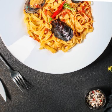 midyeli makarna ve domates sosu.