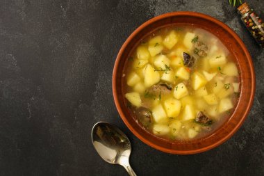 patates ve tavuk ciğeri çorbası.