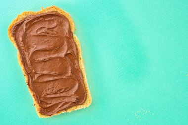 Çikolata ezmeli bir dilim ekmek. Üst tarafı yakın.