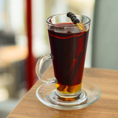 Kapatın cam bardakta sıcak şarap.