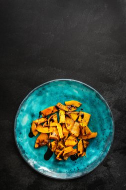 Fırınlanmış kabak dilimlerinin üst görüntüsü