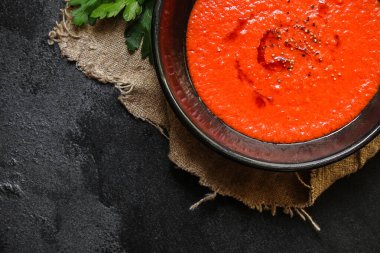 Tabakta domates çorbası çorbası. Lezzetli. Metin ve yemek arkaplanı için fotokopi odası var.  