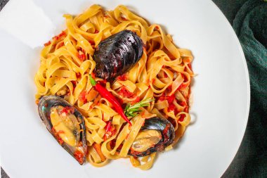 midyeli makarna ve domates sosu.