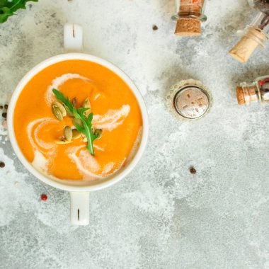 Roka ve çekirdekli kabak çorbası.