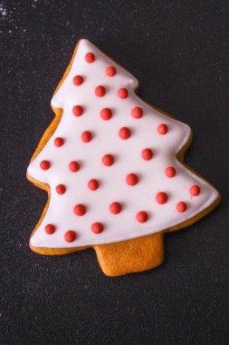 Ahşap arka planda zencefilli kurabiye