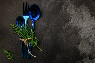 Çam filizli iki kaşık ve çatal.