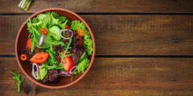 salata ve otlar soğan, salatalık ve domates karışımı.