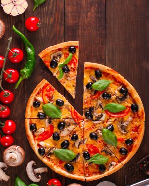 Zeytinli pizza, domates, fesleğen, mantar. 