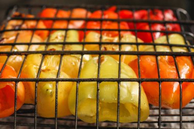 Izgarada pişen ızgara sebzelerin yakın plan görüntüsü.