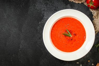 Tabakta domates çorbası çorbası. Lezzetli. Metin ve yemek arkaplanı için fotokopi odası var.  
