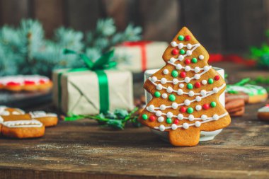 Koyu arkaplanda zencefilli kurabiye.