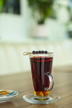 Kapatın cam bardakta sıcak şarap.