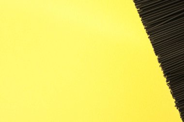 Pişmemiş siyah makarna. Yakın çekim.