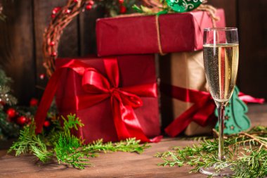 Köknar ağacı ve hediye kutularıyla Noel arkaplanı