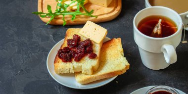 Tahtada bal ve reçelli tost.