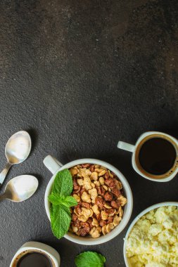 gevrekler ve kahvenin üst görüntüsü 