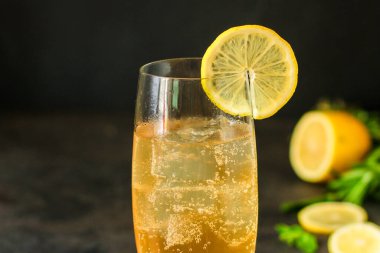 Limonata ile bardağı kapat.