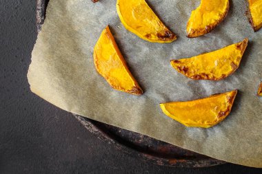 fırında kabak dilimleri üst görünüm 