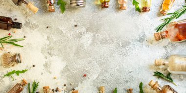 Cam kavanozlardaki farklı baharatların üst görünümü