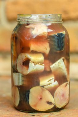 Uskumru, salamura taze tuzlu balık parçaları. yiyecek arka planı