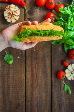 Sosisli sandviç ve marul.