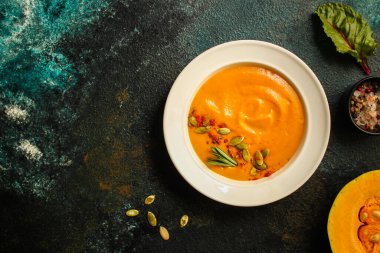 Roka ve çekirdekli kabak çorbası.