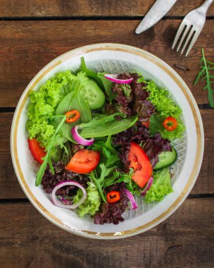 salata ve otlar soğan, salatalık ve domates karışımı.