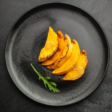 Fırınlanmış kabak dilimlerinin üst görüntüsü