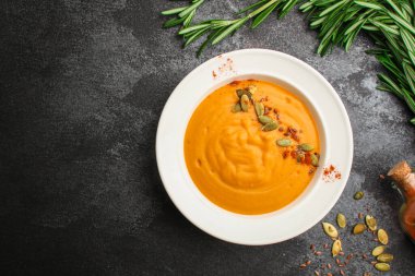 Roka ve çekirdekli kabak çorbası.