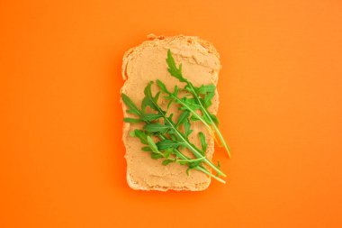 Fıstık ezmeli ve roka aromalı ekmekli tost. 