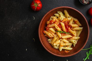 Domates soslu makarna ve fesleğen. en üstteki görünüm.