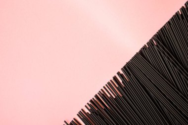 Pişmemiş siyah makarna. Yakın çekim.