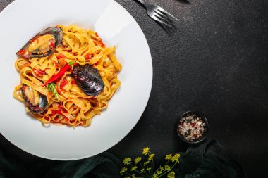 midyeli makarna ve domates sosu.