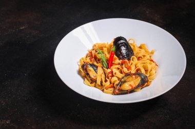 midyeli makarna ve domates sosu.