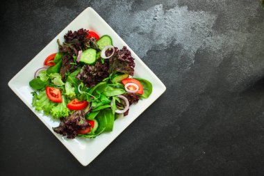 salata ve otlar soğan, salatalık ve domates karışımı.